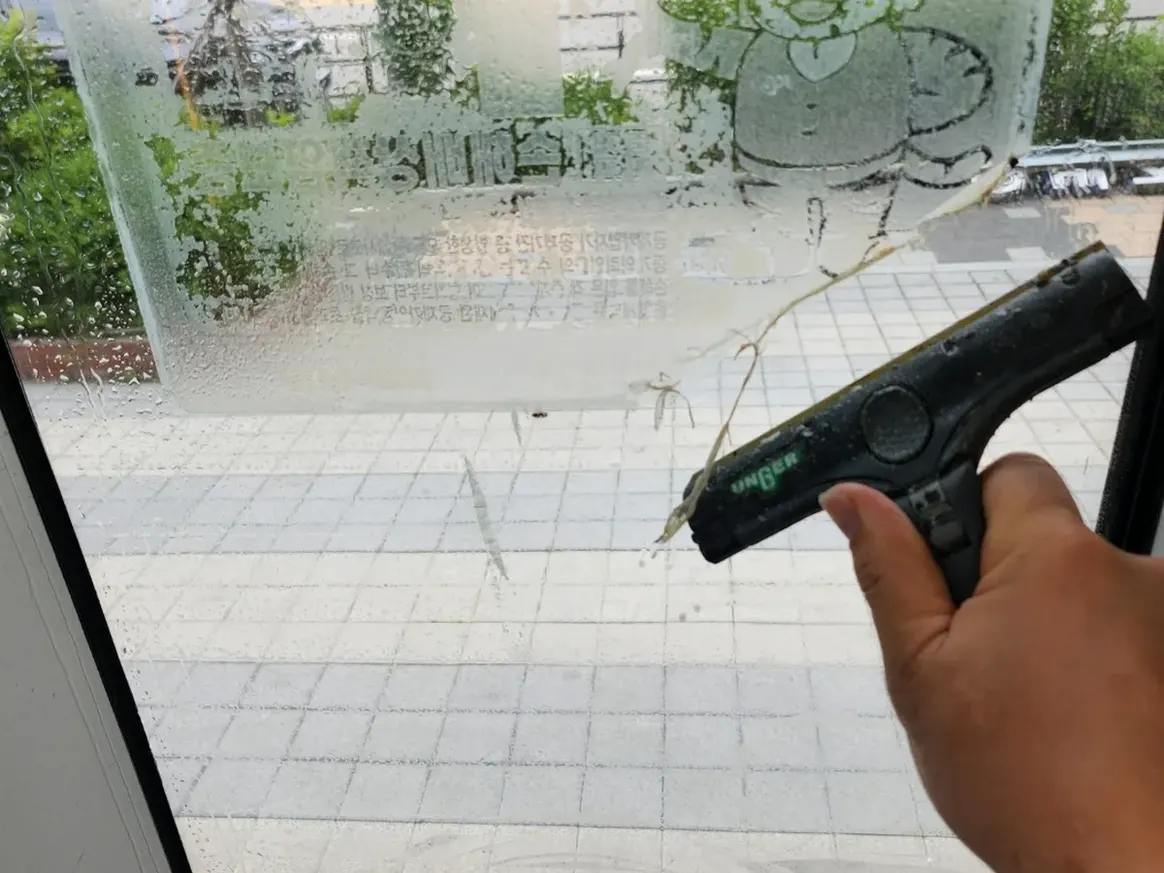 의왕시 삼동 현장 유리·새시 장비 주변 정밀 위생청소 사례 - 행진크린