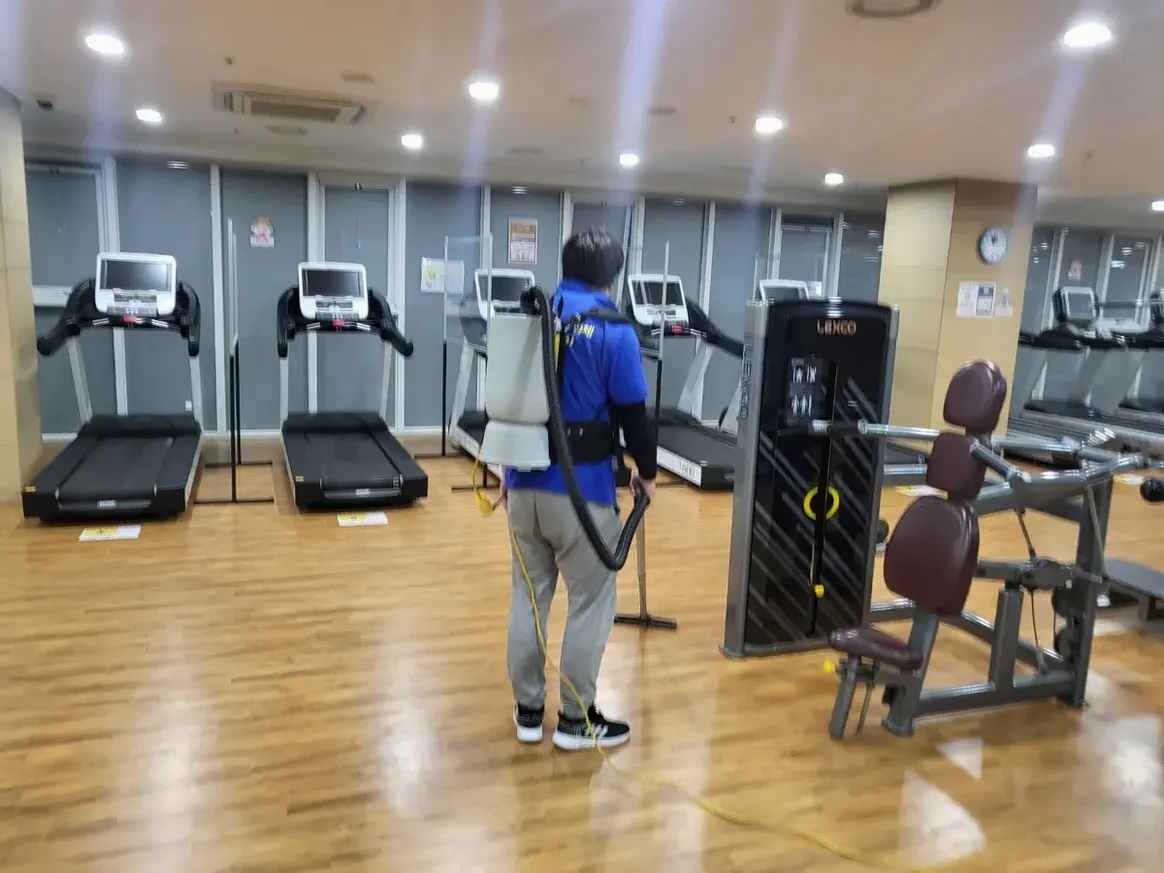 안산시 상록구 사동 헬스장 샤워실 장비 주변 정밀 위생청소 사례 - 행진크린