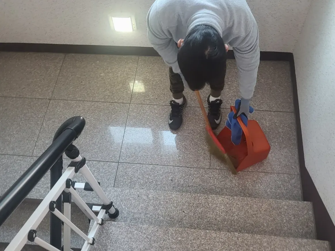 의왕시 삼동 빌라 공동현관 장비 주변 정밀 위생청소 사례 - 행진크린
