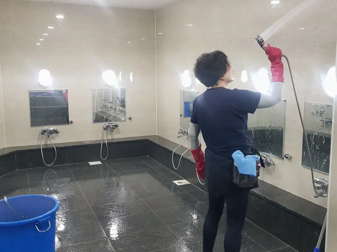 안산시 단원구 성곡동 목욕탕 탈의실·파우더룸 바닥 위생청소 사례 - 행진크린